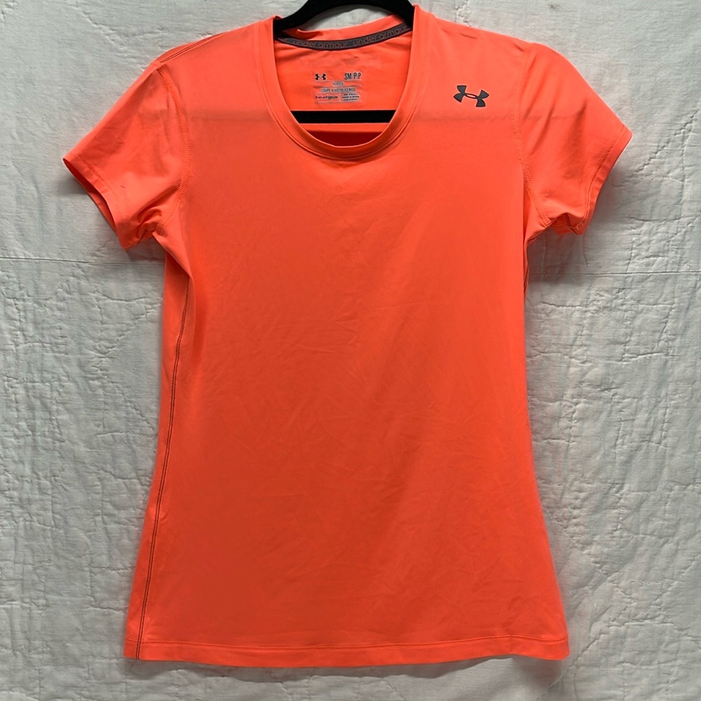 Women’s Under Armour fitted heat gear – coral orange – size small